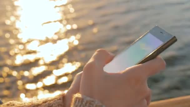 Donna che utilizza smartphone sul ponte della nave da crociera al tramonto — Video Stock