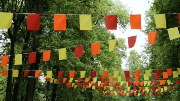 Декоративні гірлянди з різнокольорових прямокутних прапорів — стокове відео