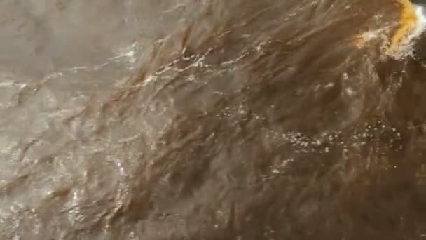 Поверхность воды на закате — стоковое видео