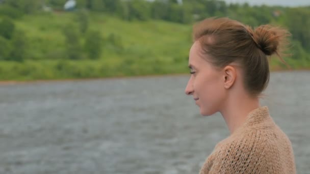 Jeune femme debout sur le pont du bateau de croisière et regardant la rivière et le paysage — Video