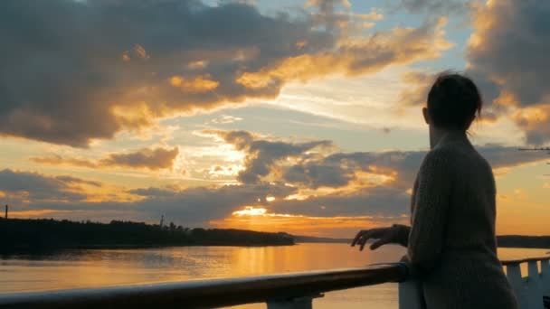 Mulher admirando o pôr do sol do convés do navio de cruzeiro — Vídeo de Stock