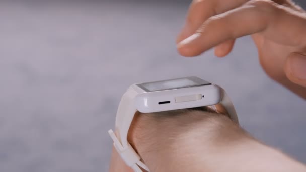 Člověk používající wearable inteligentní hodinky — Stock video