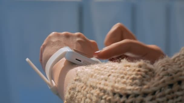 Woman using wearable smart watch — Stock Video