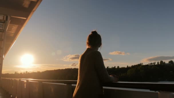 Mulher admirando o pôr do sol do convés do navio de cruzeiro — Vídeo de Stock
