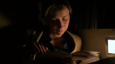 Kadın okuma broşürü