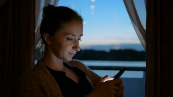 Kvinna med smartphone i kabinen på kryssningsfartyg — Stockvideo