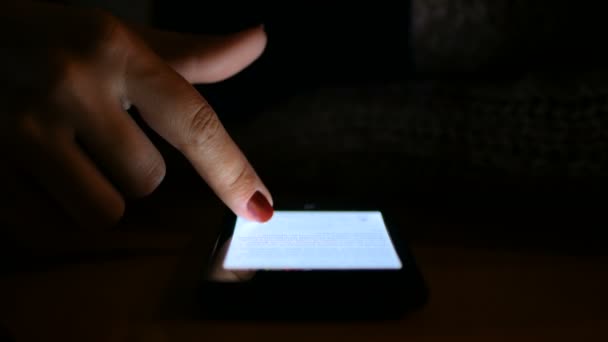 Nő használ okostelefon kávézóban — Stock videók