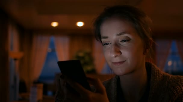 Woman using smartphone in cafe — Stock Video