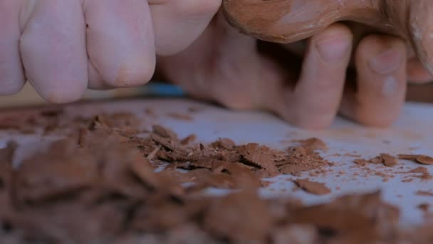 Potier professionnel façonnant pot d'argile sèche avec outil spécial dans l'atelier de poterie — Video