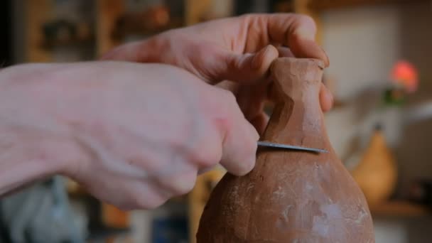 Professionele pottenbakker vormgeven droge klei pot met speciaal gereedschap in aardewerk workshop — Stockvideo