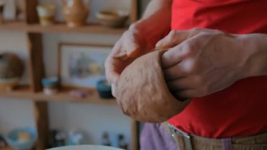 Potter, kilden bardağı suya batırıyor.
