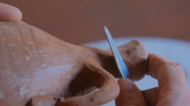 Professionele pottenbakker vormgeven droge klei pot met speciaal gereedschap in aardewerk workshop — Stockvideo