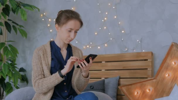 Frau synchronisiert tragbare Fitness-Tracker-Daten mit Smartphone-App — Stockvideo