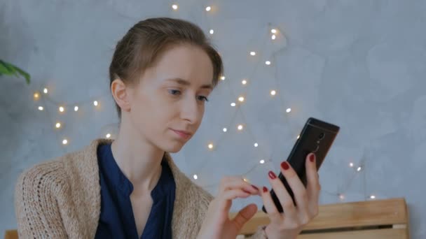 Mujer usando teléfono inteligente negro vertical en casa — Vídeos de Stock