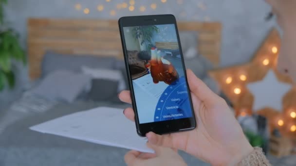 Frau nutzt Smartphone mit Augmented-Reality-App — Stockvideo