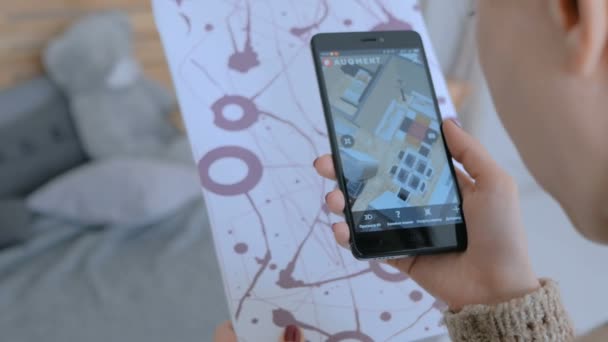 Frau nutzt Smartphone mit Augmented-Reality-App und stellt Möbel ins Zimmer — Stockvideo