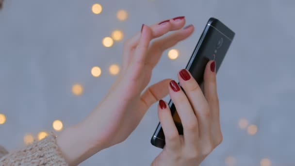 Femme utilisant un smartphone noir vertical à la maison