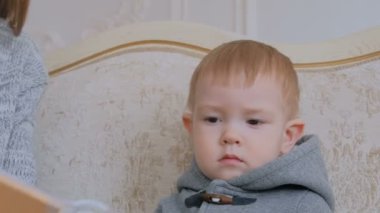 Genç anne ve küçük oğlu fotobook 'a benziyorlar.