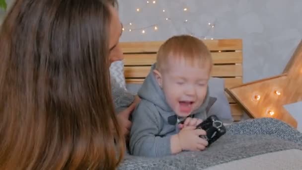 Lycklig ung mor och hennes son spelar togerher — Stockvideo