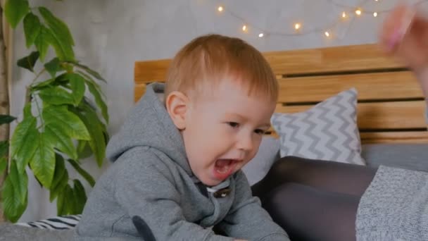 Heureux jeune mère et son bébé fils jouer togerher — Video