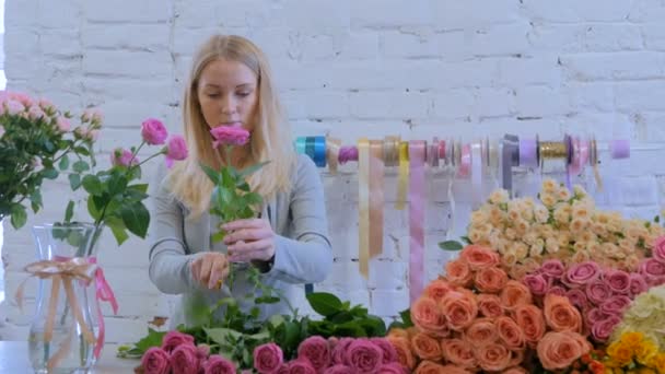 Stüdyoda çiçeklerle çalışan profesyonel bir çiçekçi. — Stok video