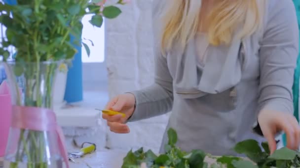 Artiste floral professionnel travaillant avec des fleurs au studio — Video