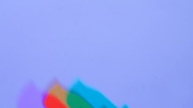 Kadın elinin renkli gölgeleri