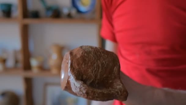 Alfarero masculino profesional examinando taza en taller de cerámica — Vídeos de Stock