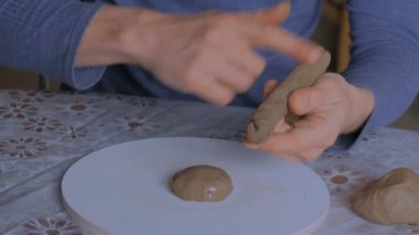 Atölyede çalışan profesyonel erkek çömlekçi.