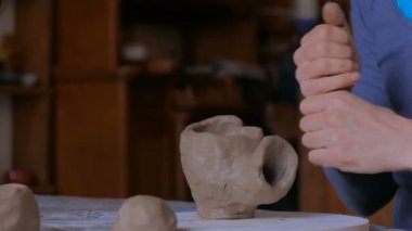 Atölyede çalışan profesyonel erkek çömlekçi.