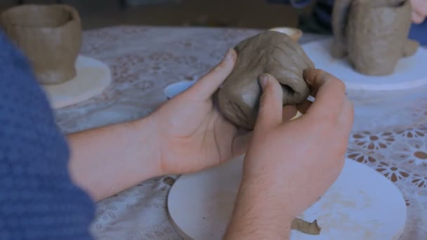 Человек делает кружку в мастерской керамики — стоковое видео