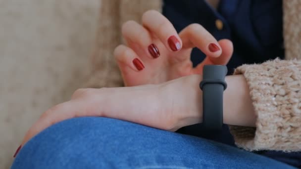 Jonge vrouw met behulp van draagbare slim fitness tracker — Stockvideo