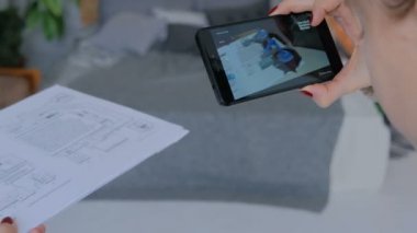 Artırılmış gerçeklik uygulaması olan akıllı telefon kullanan kadın