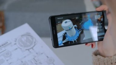 Artırılmış gerçeklik uygulaması olan akıllı telefon kullanan kadın