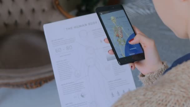 Donna che utilizza smartphone con app di realtà aumentata — Video Stock