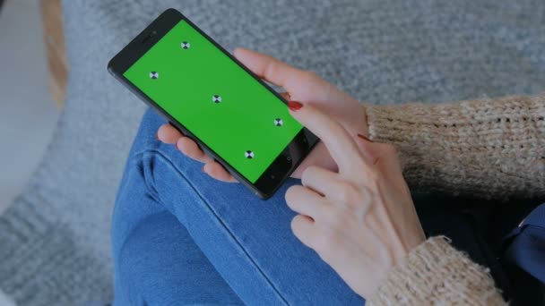 Mulher usando telefone inteligente com tela verde — Vídeo de Stock