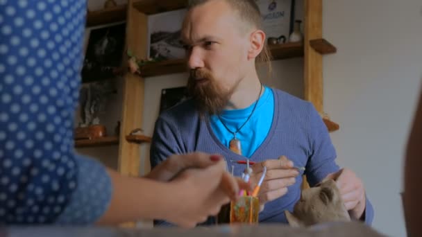 陶芸スタジオで粘土マグカップを作る方法を示す男 — ストック動画