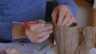 3 çekim. Profesyonel potter desen kil kupa özel araç ile seramik kurs yapma