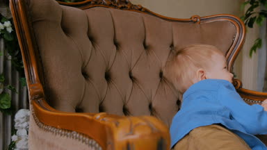 Mutlu genç anne ve küçük oğlu birlikte oynuyorlar.