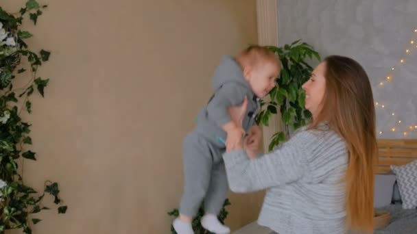 Giovane madre vomitando il suo bambino figlio — Video Stock