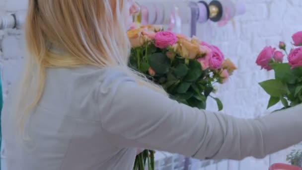 Tres disparos. Floristería profesional haciendo hermoso ramo en la tienda de flores — Vídeos de Stock