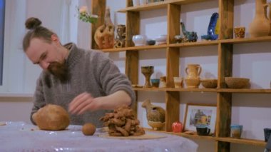 Seramik sürahi yapan profesyonel erkek çömlekçi.
