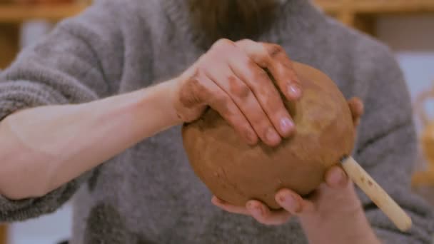 Professionele mannelijke pottenbakker maken van keramische kan — Stockvideo