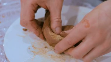 Çömlek atölyesinde kupa yapan profesyonel erkek çömlekçi.