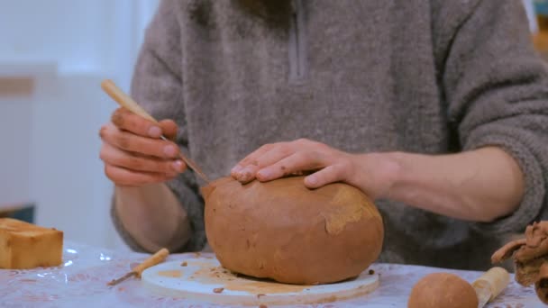 Professionell manlig krukmakare gör keramiska kanna — Stockvideo