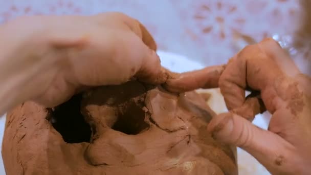 Potier professionnel masculin faisant cruche en céramique — Video