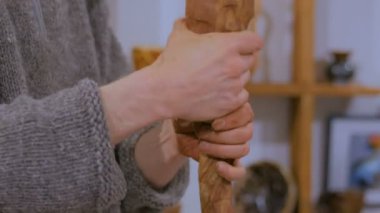 Profesyonel erkek çömlekçi işe kil hazırlıyor.