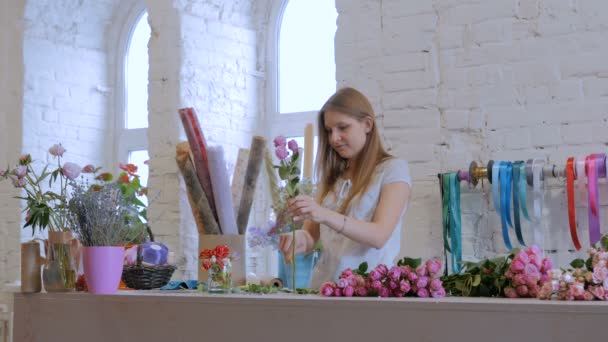 Szakmai virágárus dolgozik virágok a stúdióban — Stock videók