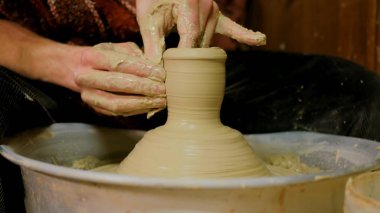 Profesyonel erkek çömlekçi atölyesinde seramik yapma