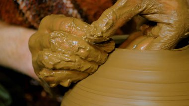 Atölyede çalışan profesyonel erkek çömlekçi.